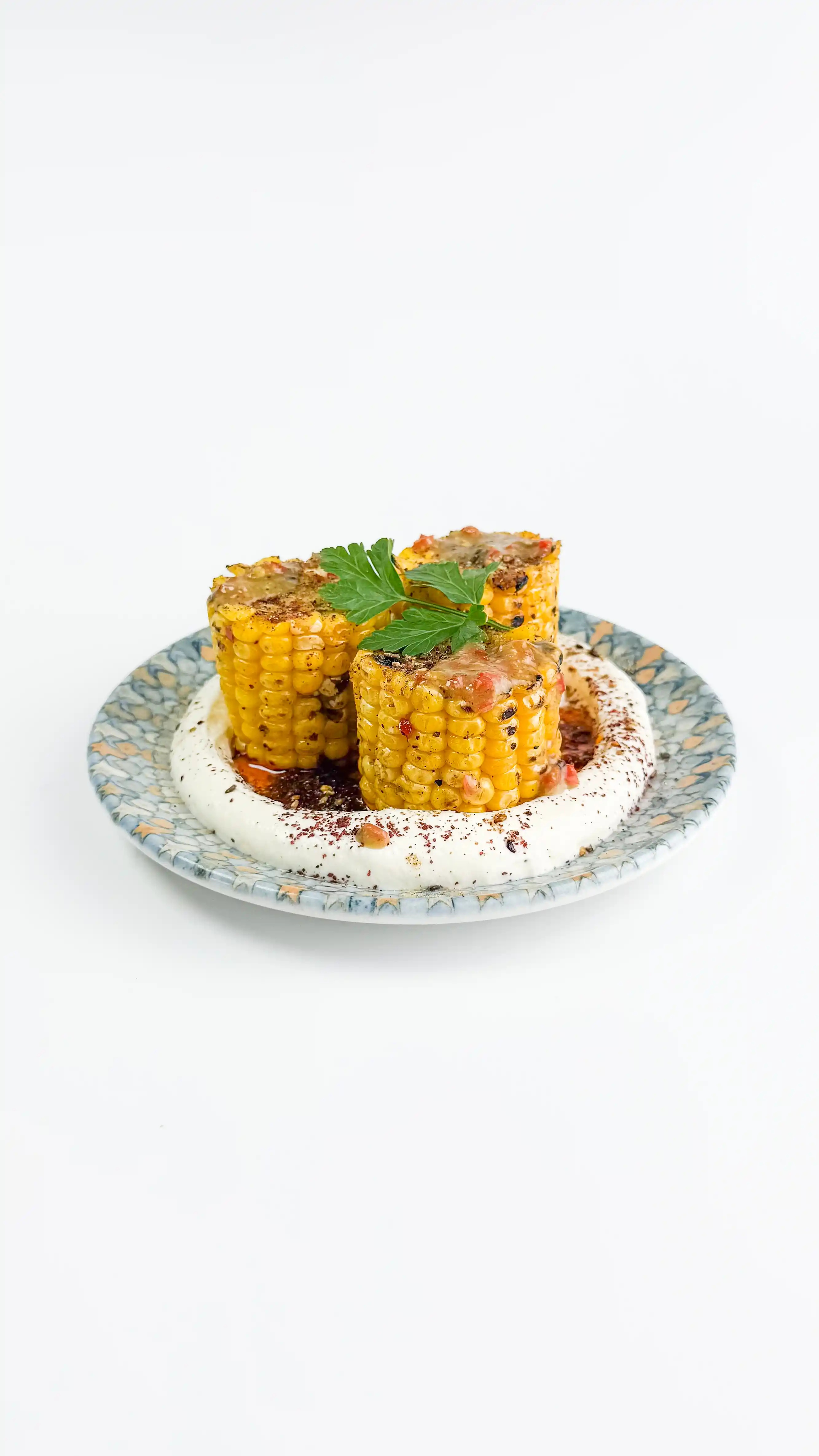 Grillowana kukurydza na labneh z masłem chilli